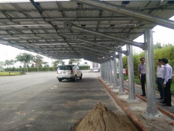 Tấm pin năng lượng vừa làm nhà xe vừa lấy điện hòa lưới